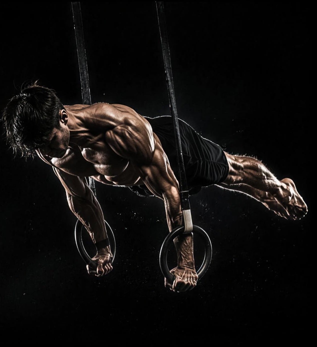 Calisthenics-Athlet im Full-Planche an Turnringen